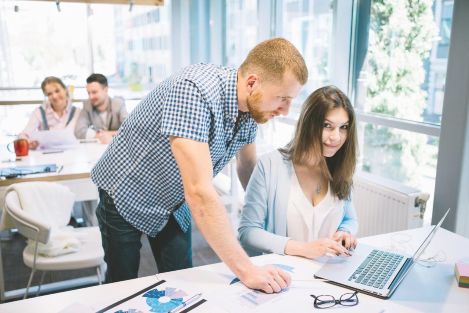 Techniker bei der Vor-Ort Installation von IT-Systemen