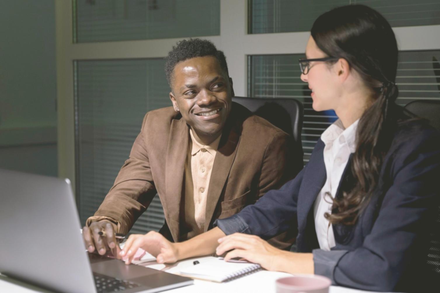 Professionelles IT-Support Team bei der Arbeit